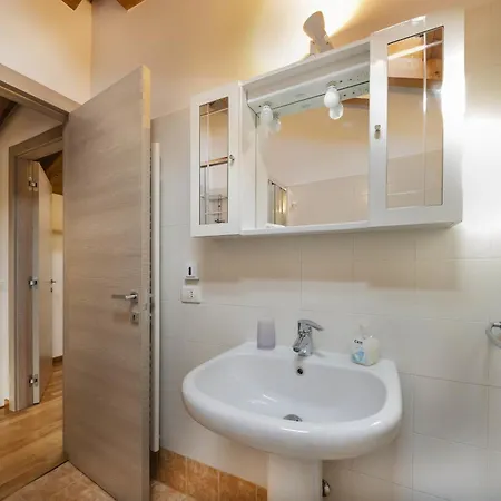 Dimora All'angolo - Moderno E In Centro آفي